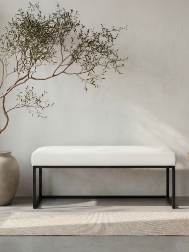 Un banco color crema para el recibidor con estructura metálica