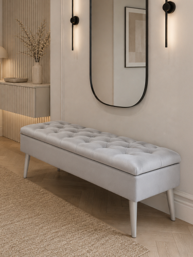 Elegante puf acolchado gris claro con espacio de almacenamiento, un mueble cómodo y práctico