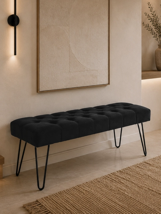 Banco acolchado negro con patas de pasador: un mueble elegante y moderno para la sala de estar o el pasillo