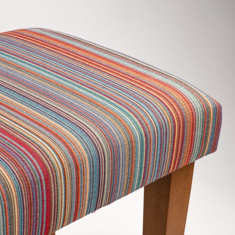 Banco tapizado a rayas con patas de madera