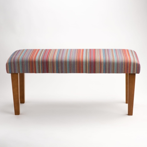 Banco de rayas sobre patas de madera