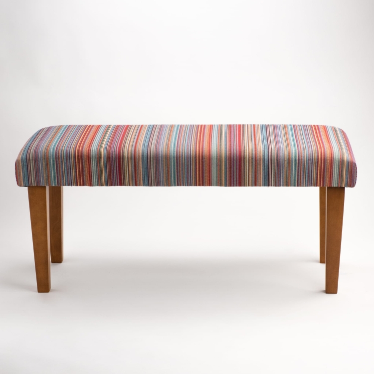 Banco de rayas sobre patas de madera