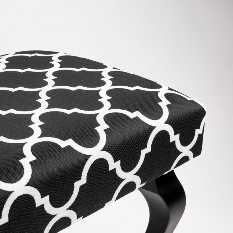 Banco decorativo con tapizado ornamentado y patas negras