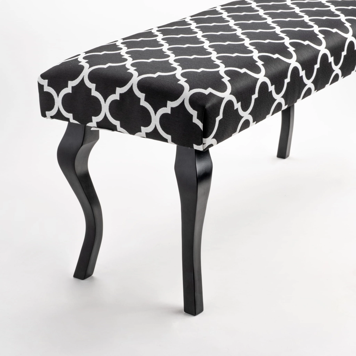Banco estampado con asiento tapizado y patas de madera negra