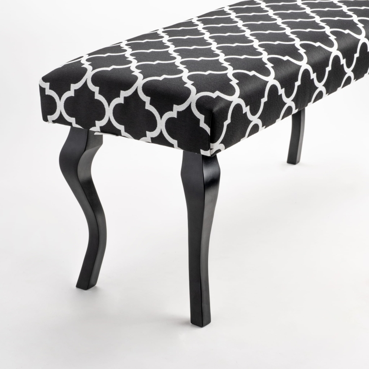 Banco estampado con asiento tapizado y patas de madera negra