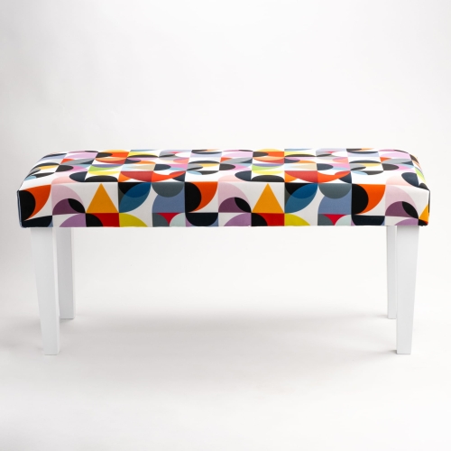 Banco estampado sobre patas blancas