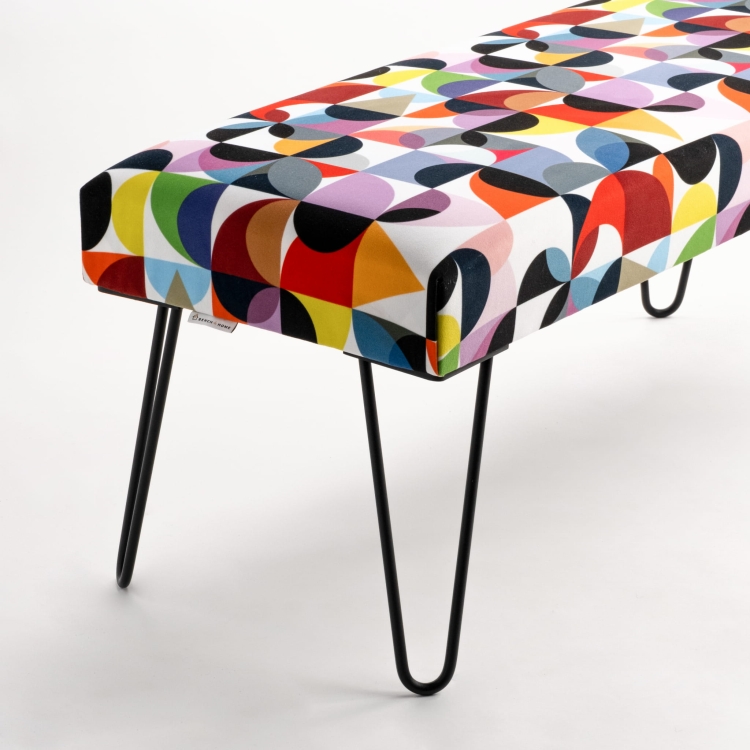 Banco estampado sobre patas de metal