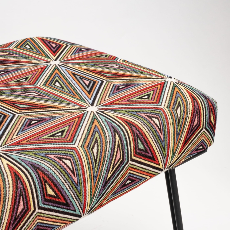 Banco estampado sobre patas de metal