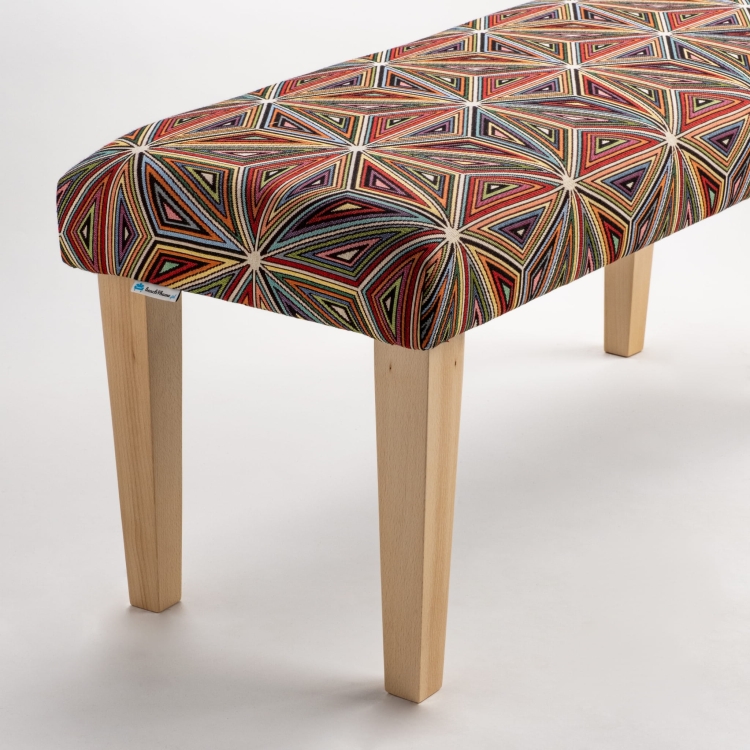 Banco estampado sobre patas de madera