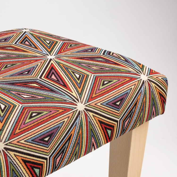 Banco tapizado estampado sobre patas de madera
