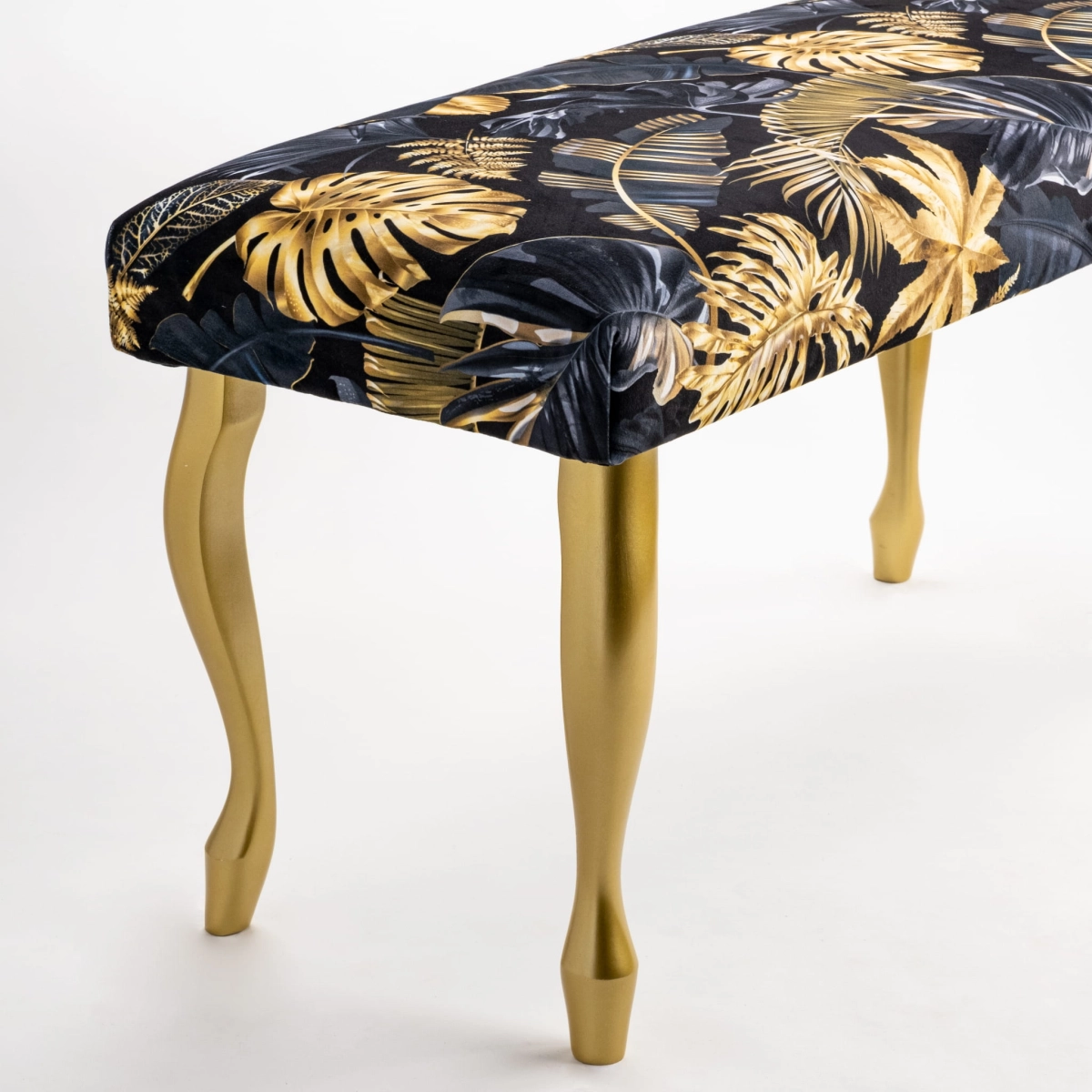 Banco tapizado con estampado dorado