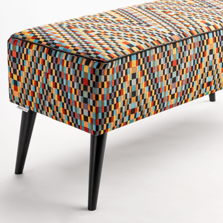 Banco tapizado de colores, perfecto para el pasillo