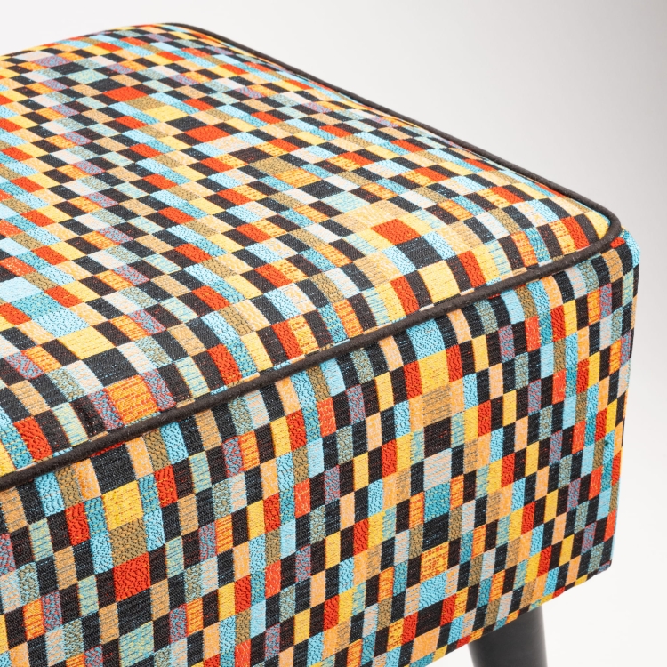 Banco de recibidor tapizado de colores sobre patas negras