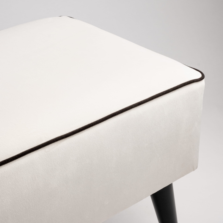 Banco tapizado en crema con patas negras