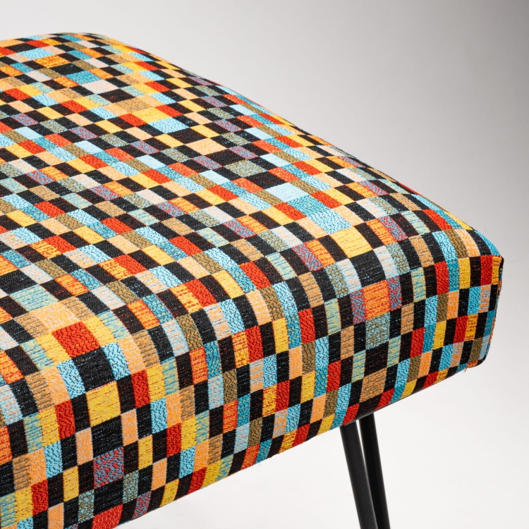 Banco tipo loft con tapizado estampado y base en forma de pasador de metal negro