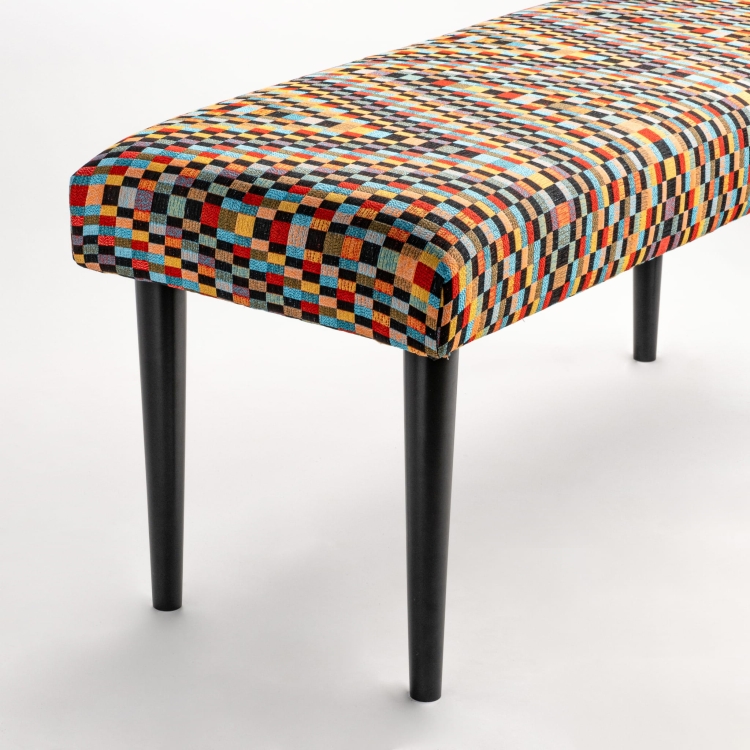 Banco tapizado con patas negras y tela estampada