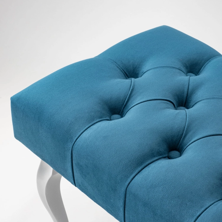 Elegante banco capitoné turquesa con patas de metal plateado