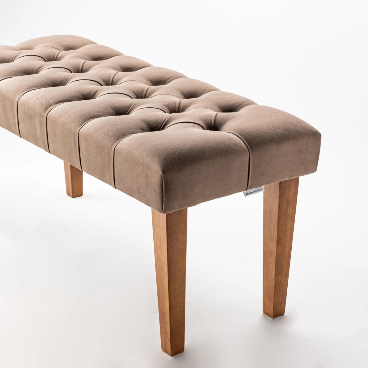 Banco acolchado marrón con patas de madera natural