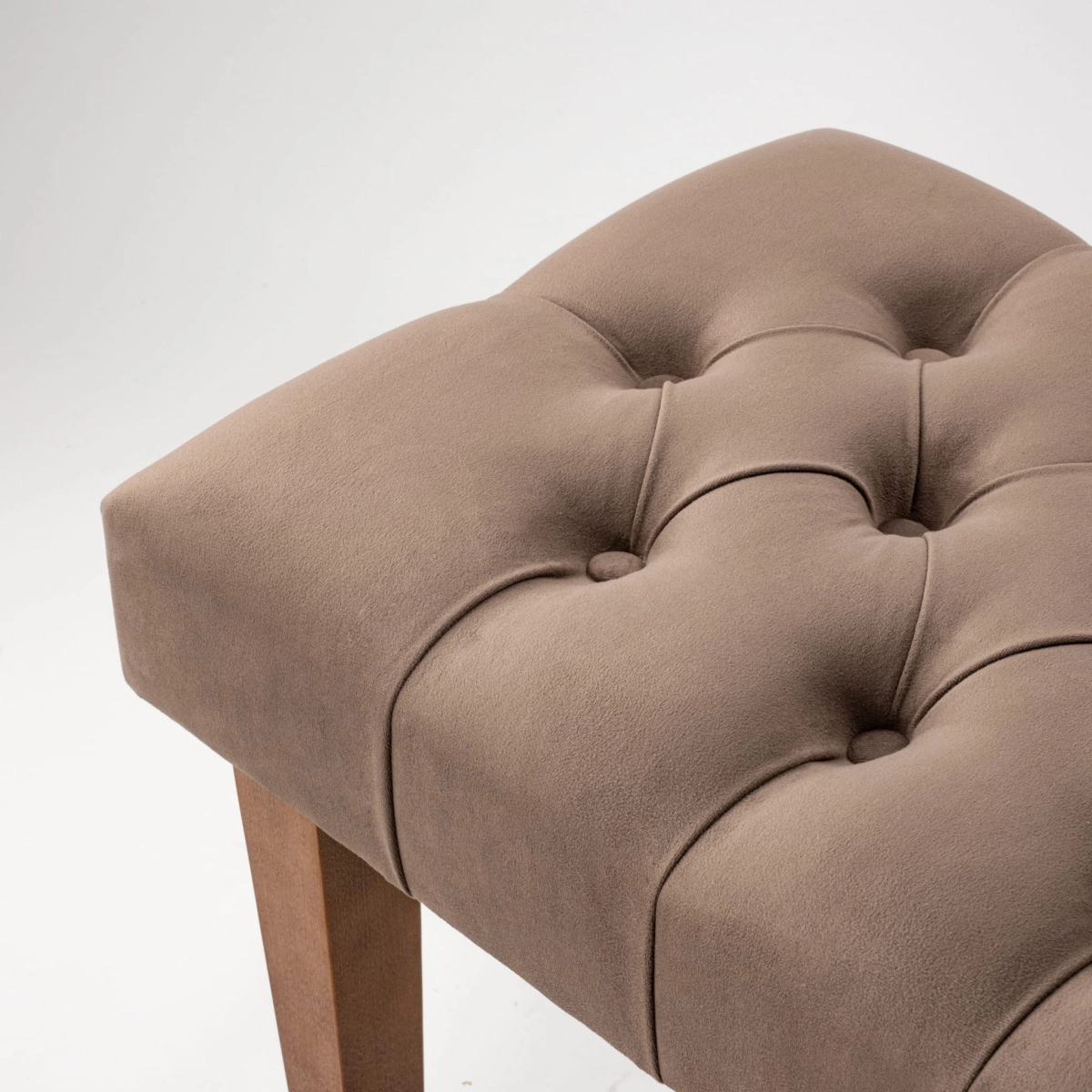 Banco marrón capitoné con base de madera