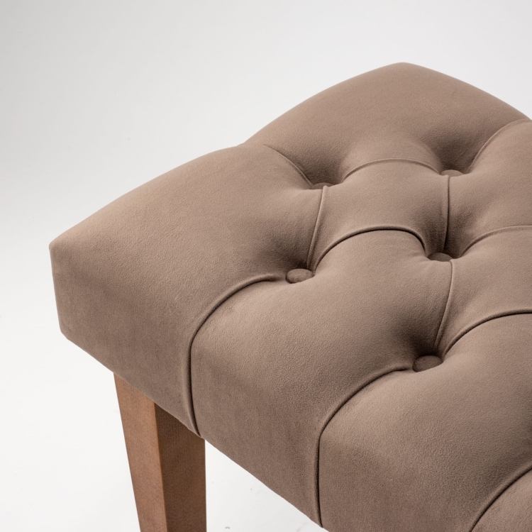 Banco marrón capitoné con base de madera