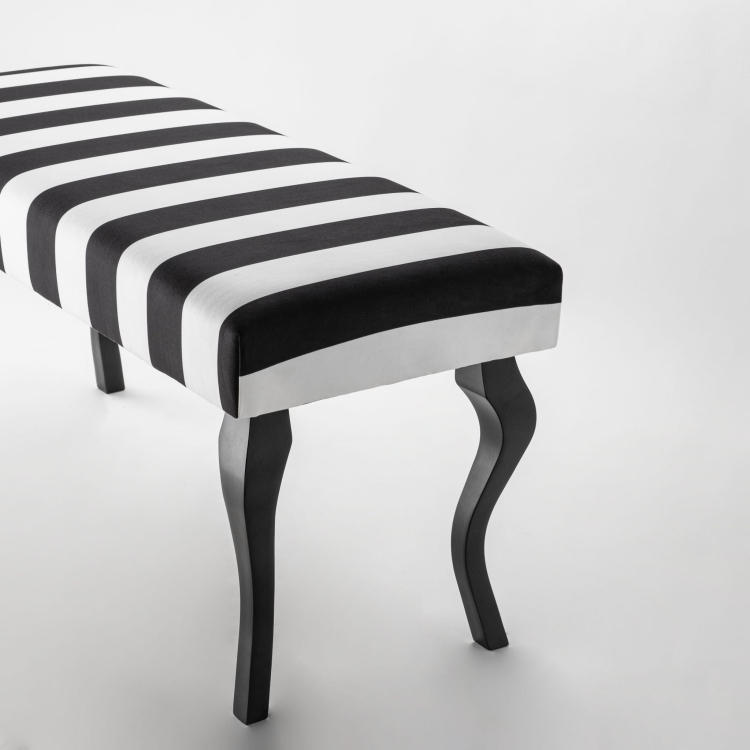 Banco de rayas blancas y negras con patas negras