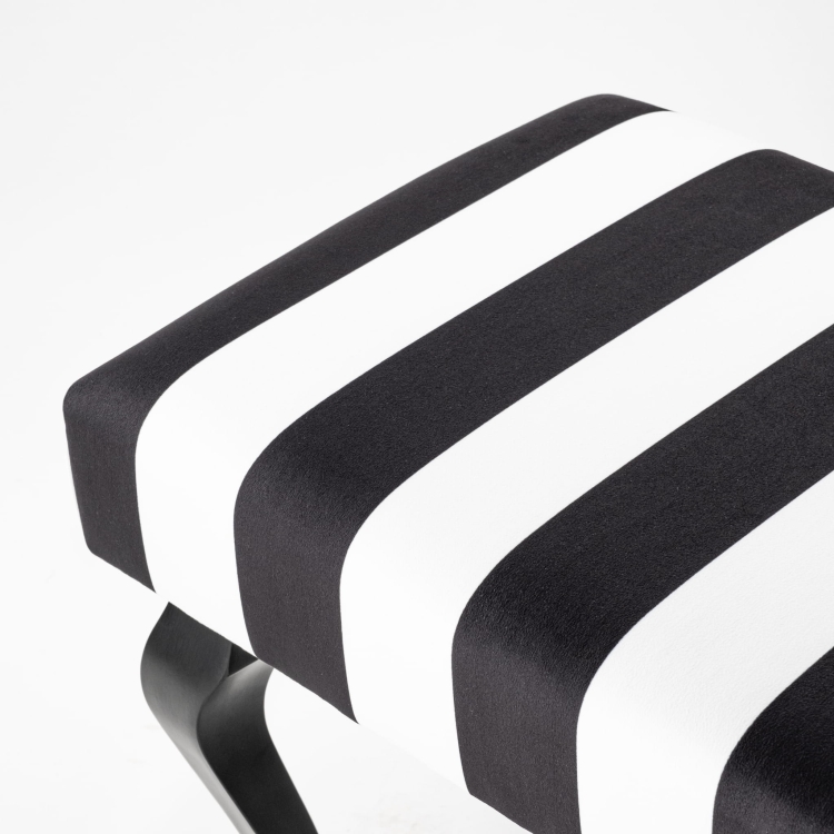 Rayas blancas y negras en el banco