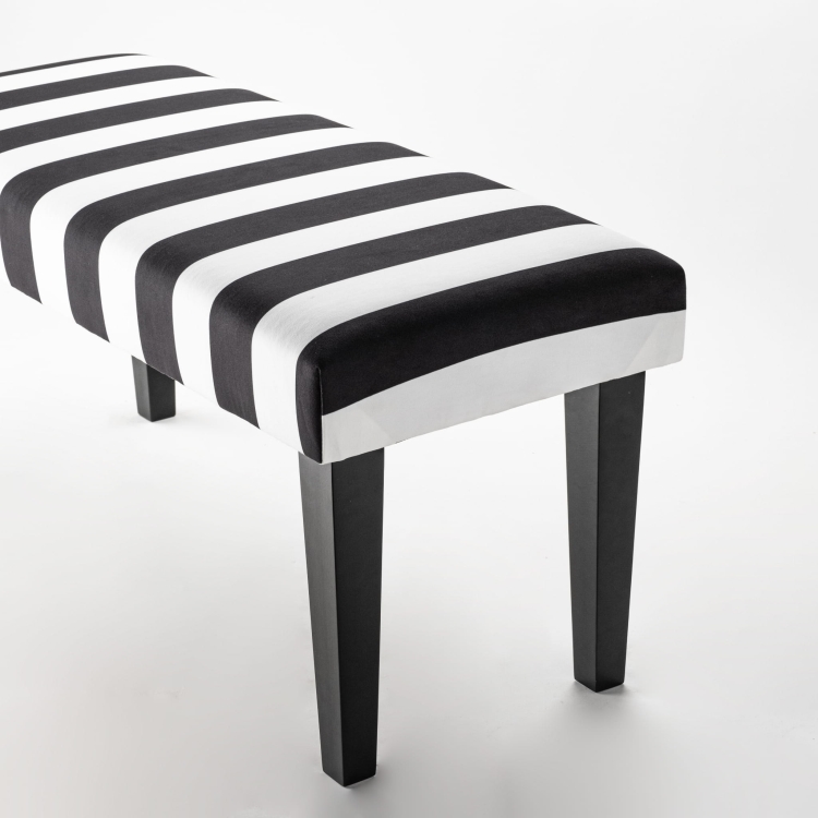 Banco de rayas blancas y negras con patas negras