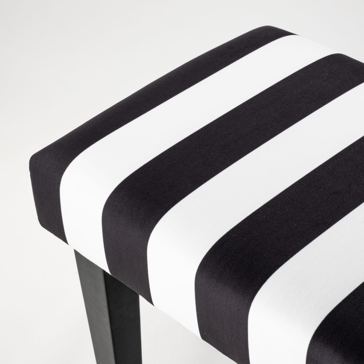 Rayas blancas y negras en el banco