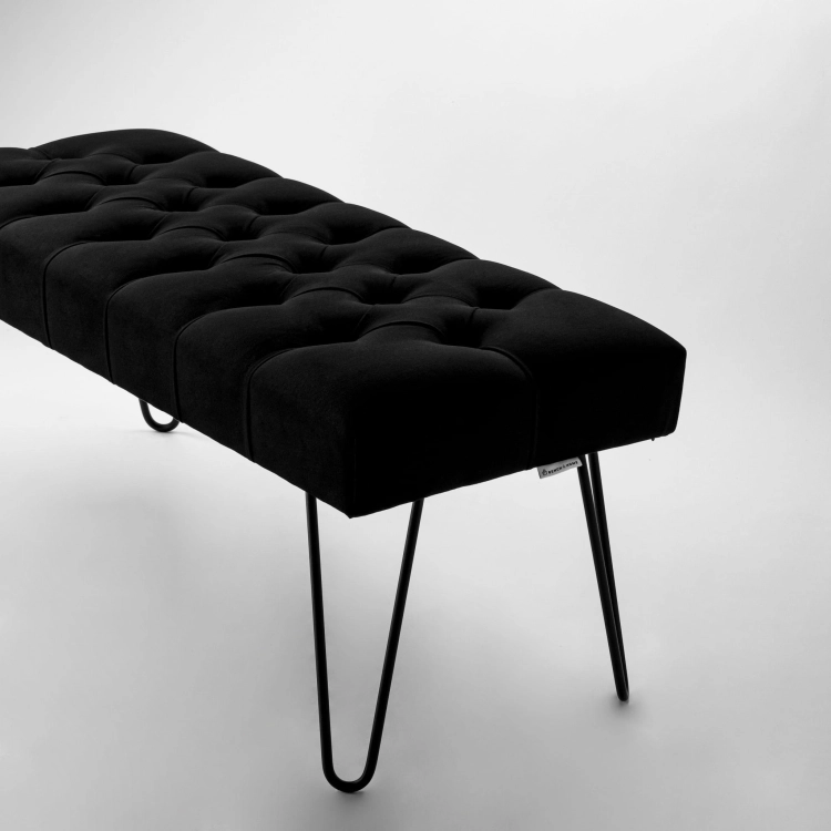 Elegante banco capitoné negro con patas de metal
