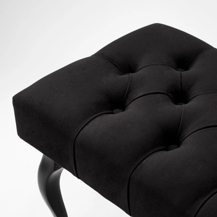 Banco Chesterfield capitoné en negro para el recibidor