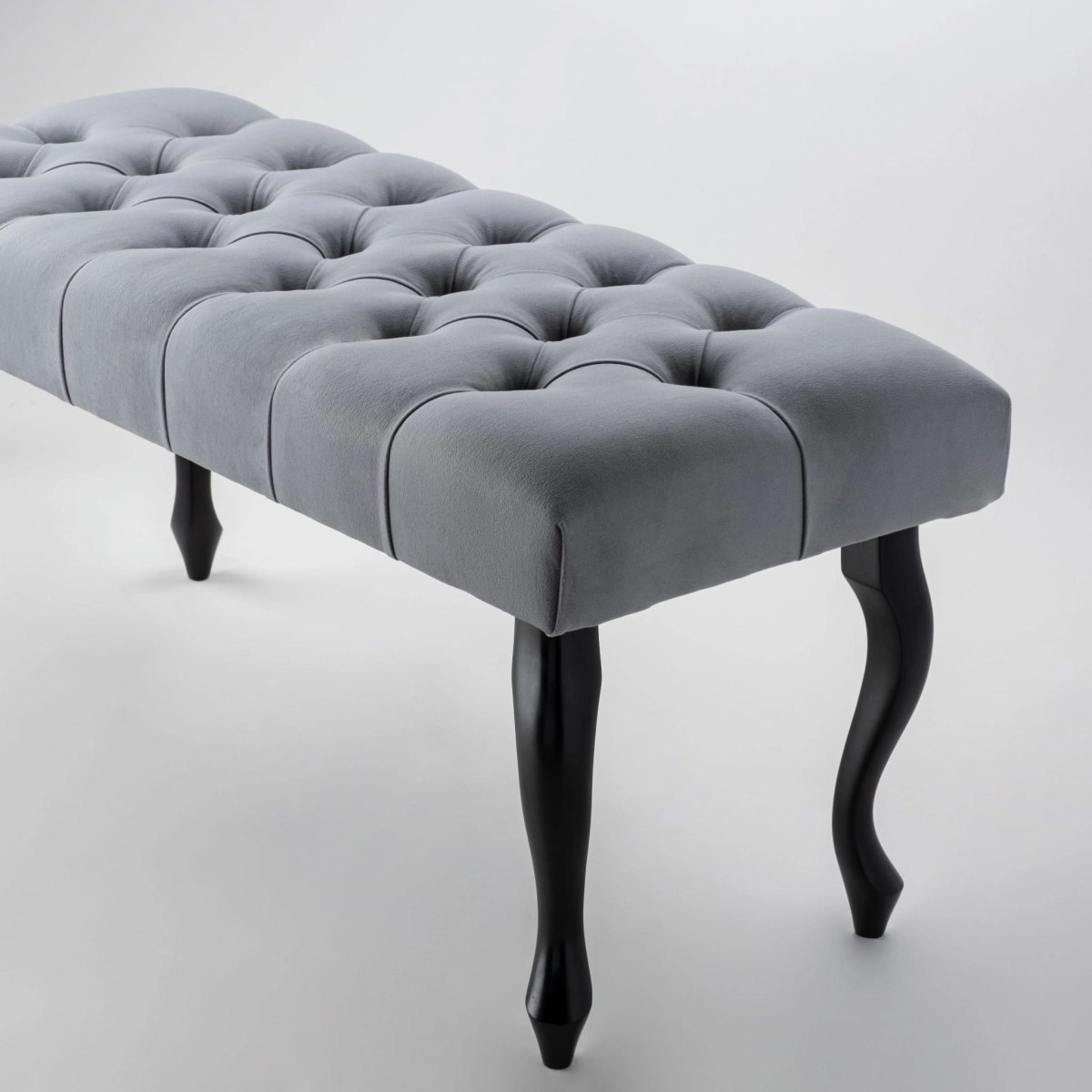 Banco gris con acolchado y patas negras