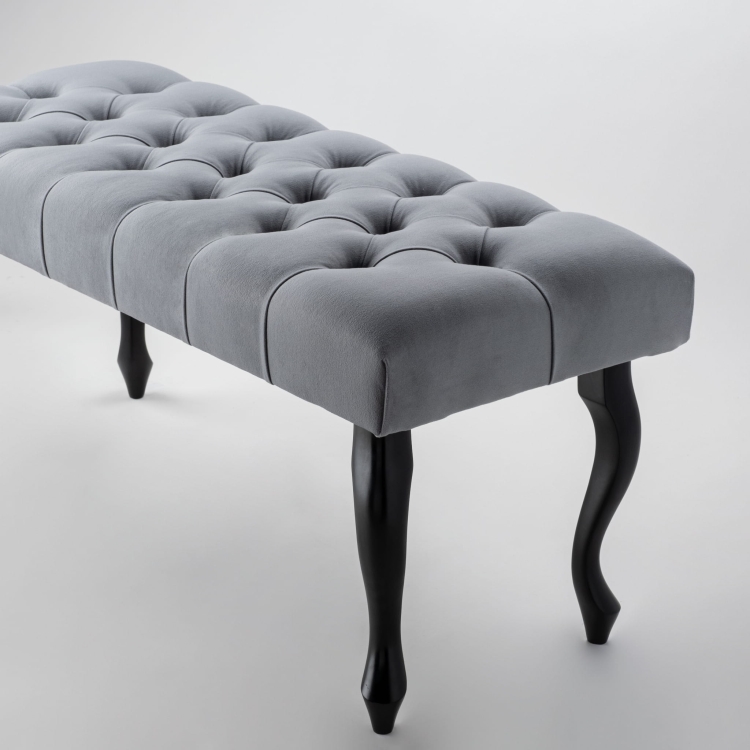 Banco gris con acolchado y patas negras