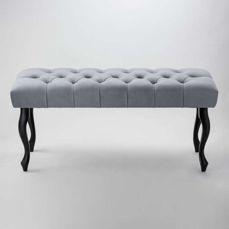 Banco acolchado gris con patas negras, elegante y funcional mueble para el pasillo