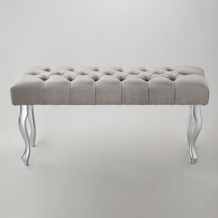 Banco tapizado gris con patas plateadas: un mueble moderno y elegante para el salón o el pasillo