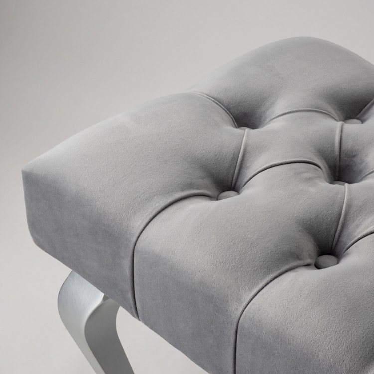 Banco acolchado gris con patas cromadas brillantes