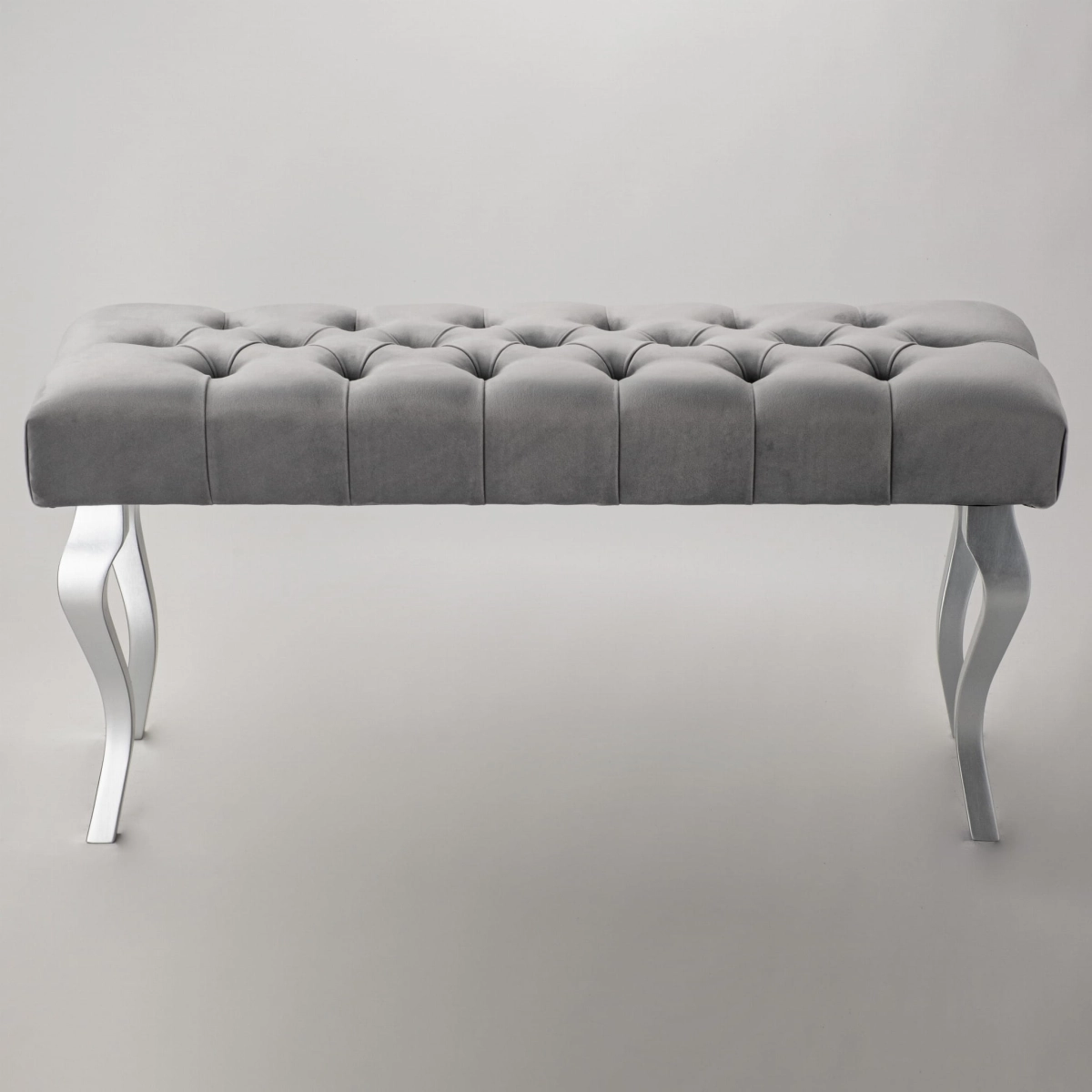 Banco acolchado gris con elegantes patas cromadas
