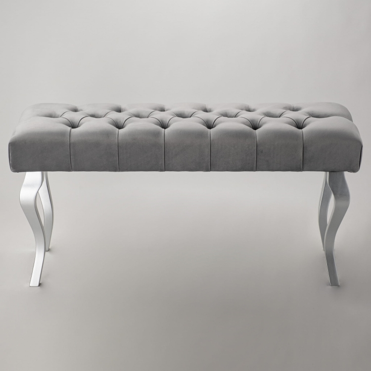 Banco acolchado gris con elegantes patas cromadas