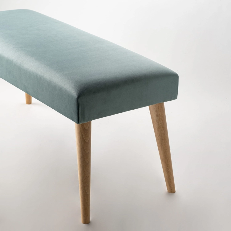 Elegante banco color menta con tapizado y base de madera, perfecto para una sala de estar o un pasillo