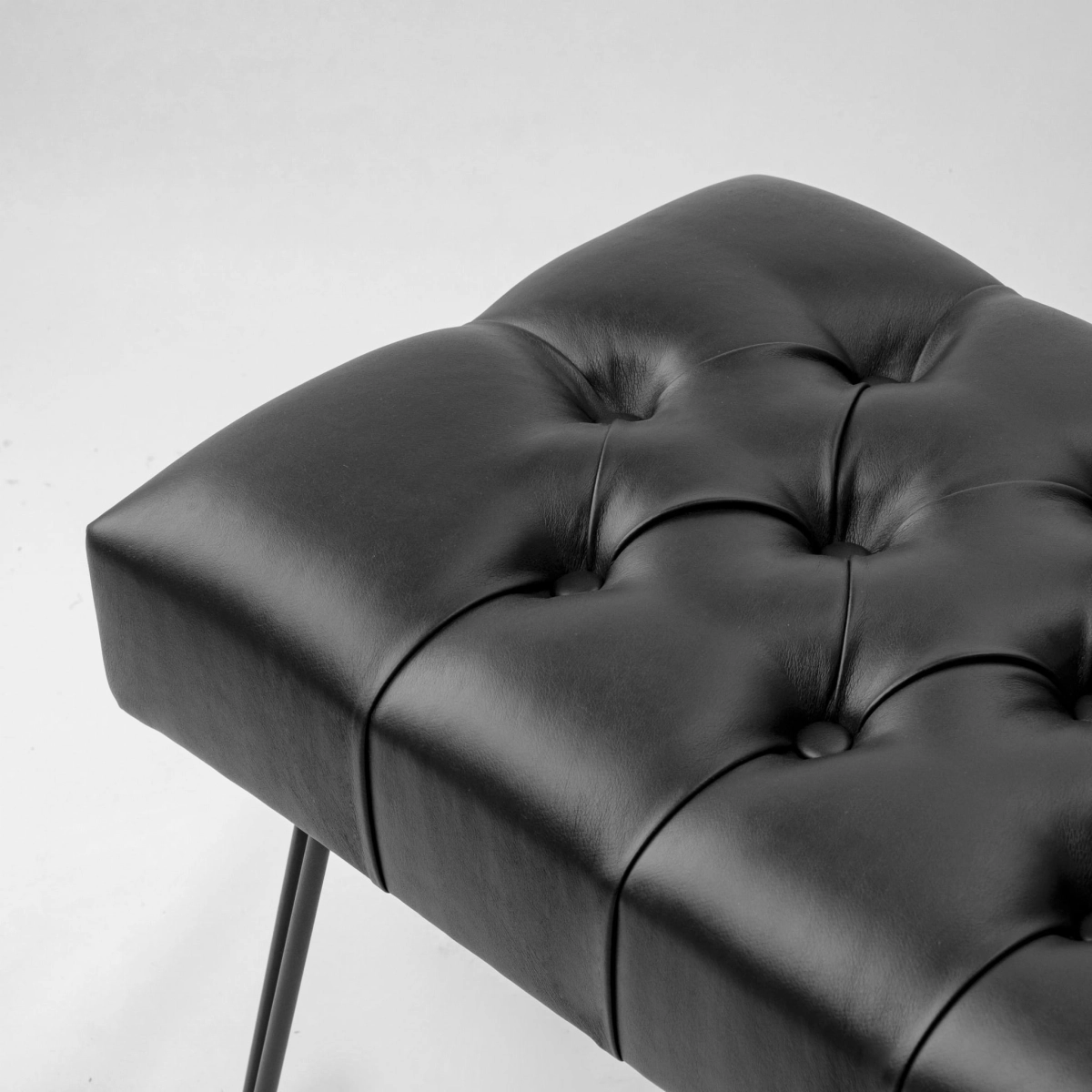 Banco de cuero negro con patas de metal en estilo loft