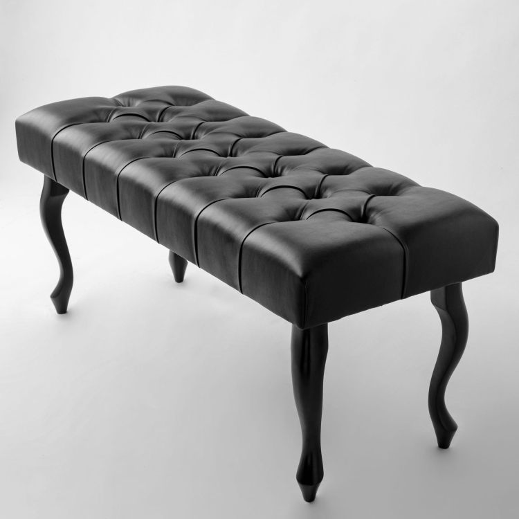 Banco acolchado negro con tapizado de piel, una combinación de funcionalidad y elegancia atemporal