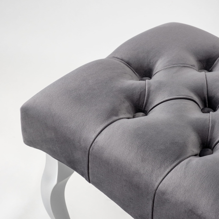 banco acolchado en gris