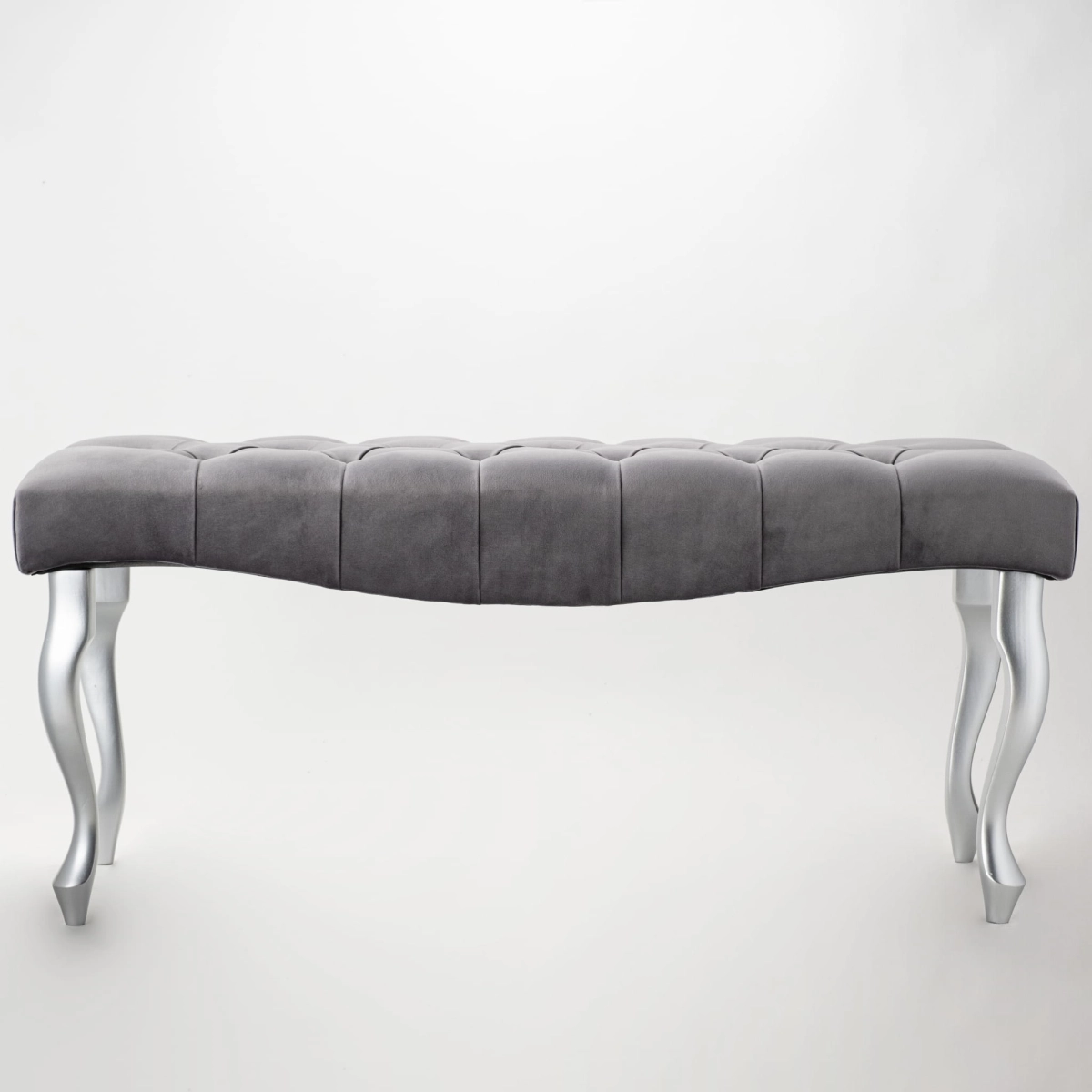 Banco gris con asiento acolchado en forma de onda