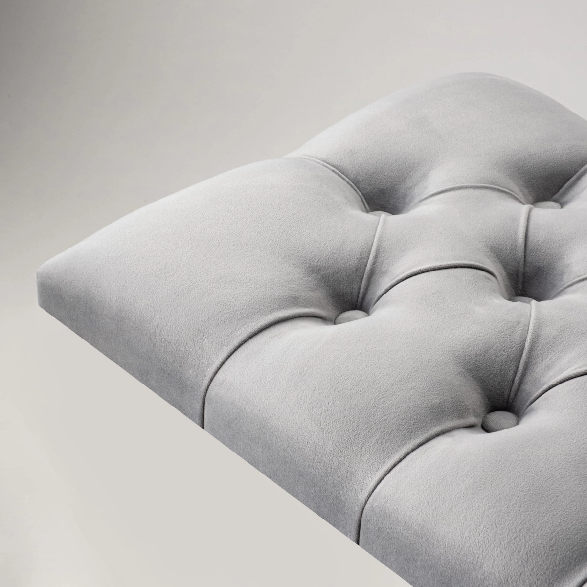 Panel de pared gris acolchado