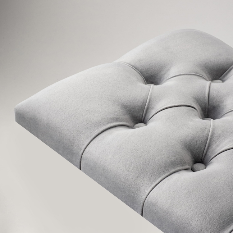 Panel de pared gris acolchado