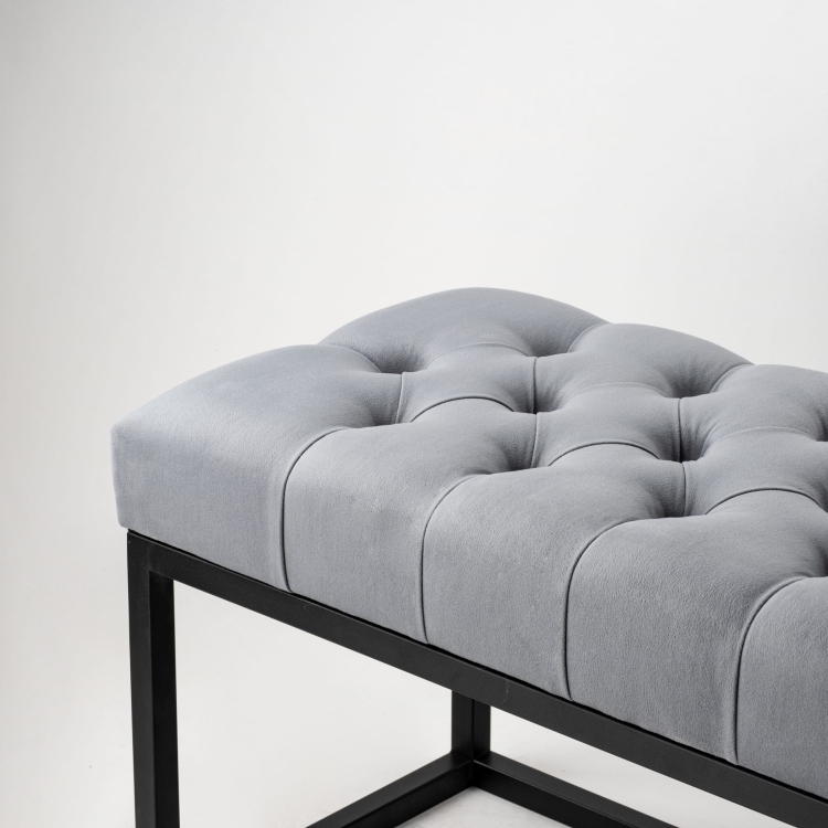 Banco industrial acolchado sobre estructura de metal