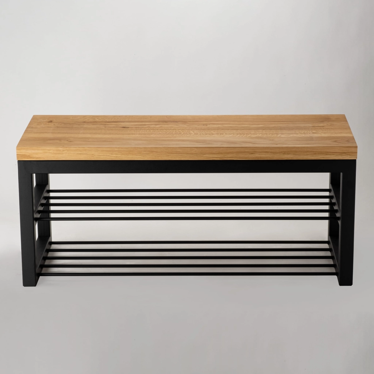 Un banco con tapa de madera y base de acero de estilo loft
