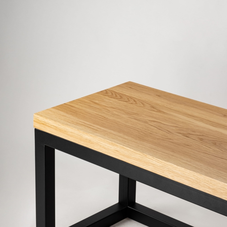 Banco de metal con tapa de madera