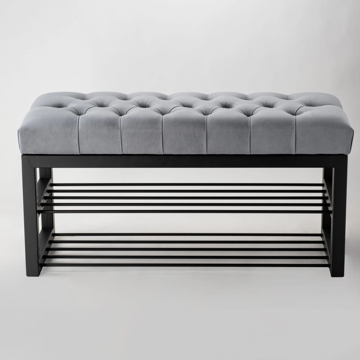 Banco tipo loft con asiento acolchado y estantes de metal