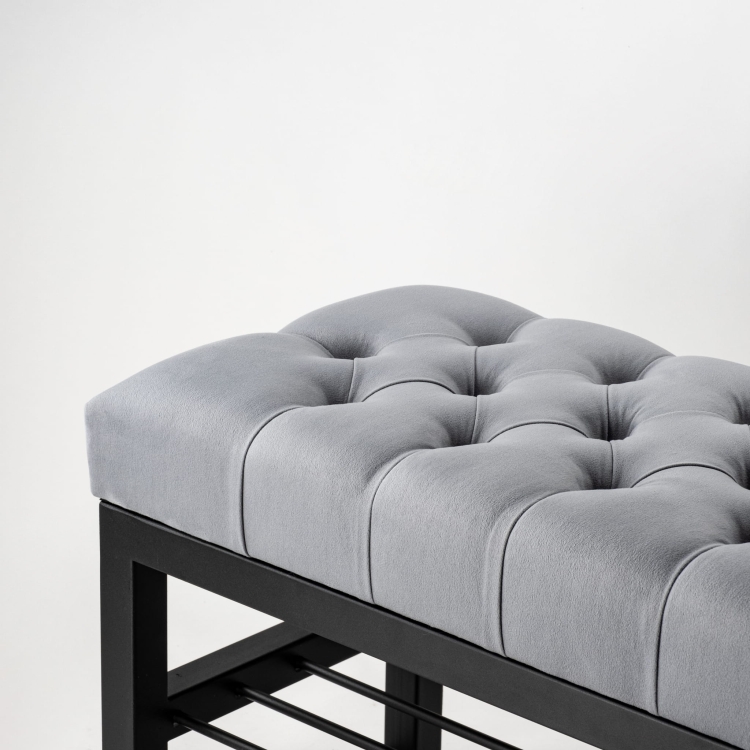 Banco industrial acolchado gris con estantes de metal