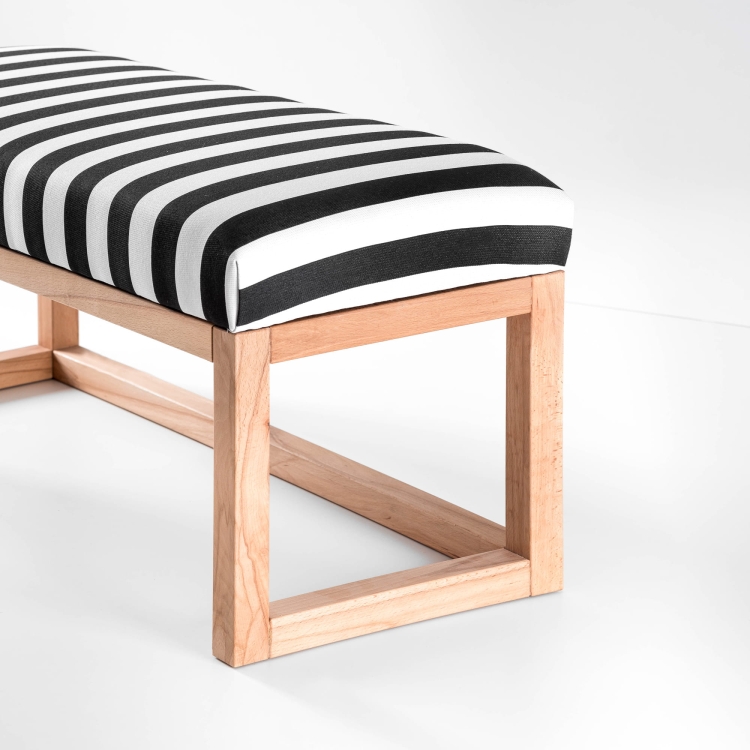 Banco moderno con tapizado de rayas, estante y estructura de madera